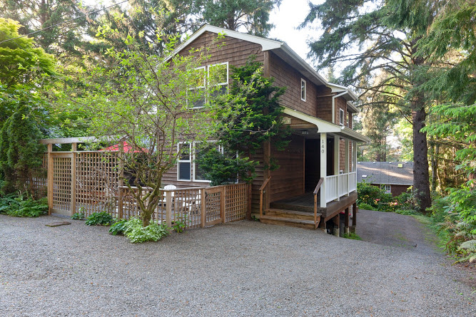 Spacious Remodel 1 Block from the Beach