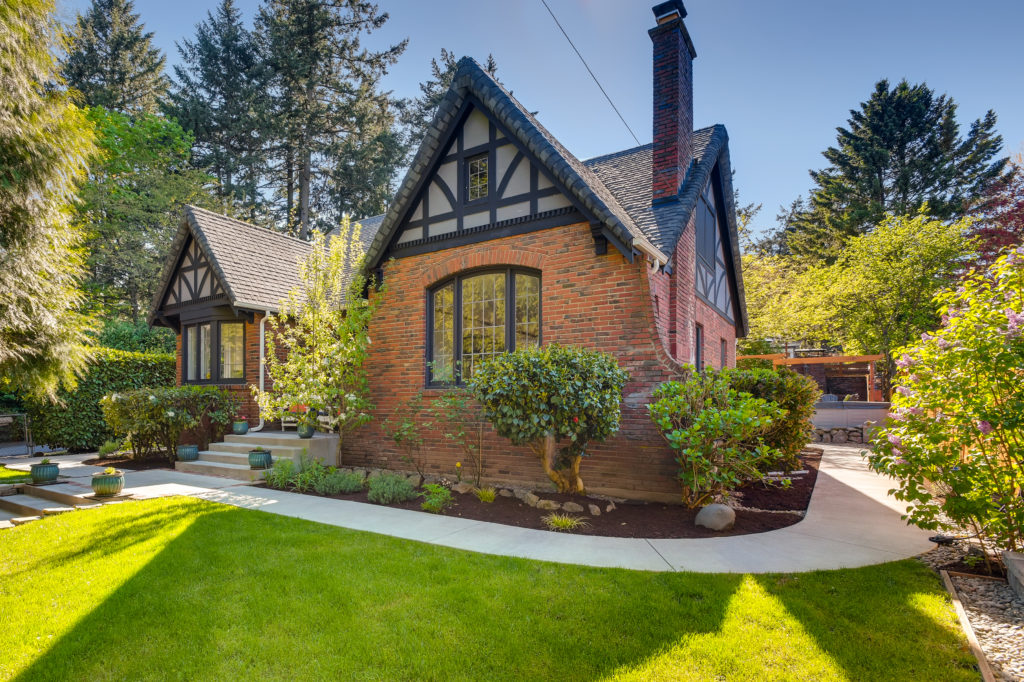 living room realty multnomah village