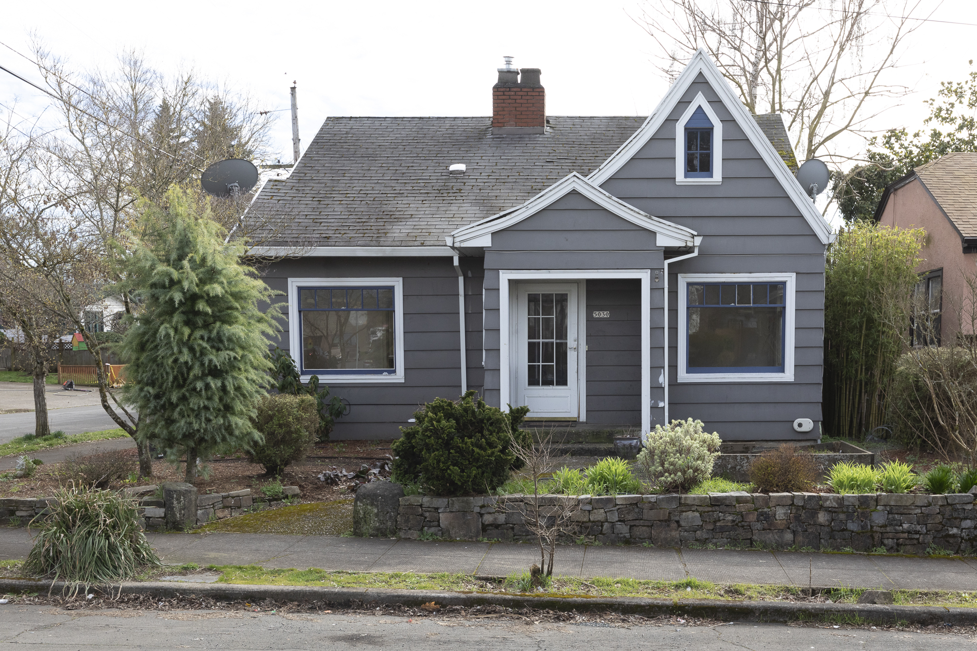 Adorable English Cottage, just needs some extra love!